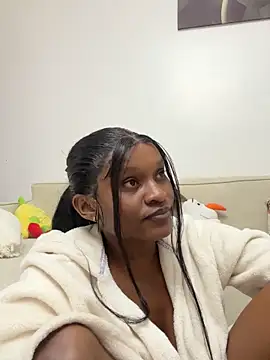 Snapshot of Lil-shawrie chatting on October 2025 08:18:02 PM Lil-shawrie online show from October 2025 08:18:02 PM