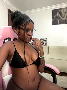 Snapshot of Lil-shawrie chatting on October 2025 10:43:02 PM Lil-shawrie online show from October 2025 10:43:02 PM