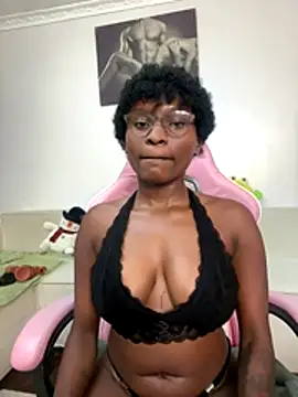 Snapshot of Lil-shawrie chatting on December 2025 12:07:01 AM Lil-shawrie online show from December 2025 12:07:01 AM