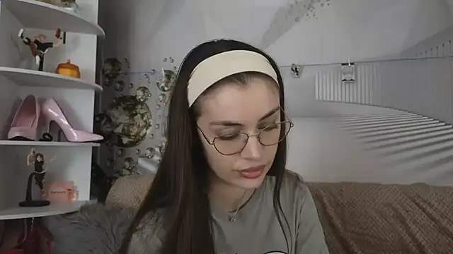 Snapshot of EvoletteLouLou chatting on November 2025 05:24:02 PM EvoletteLouLou online show from November 2025 05:24:02 PM