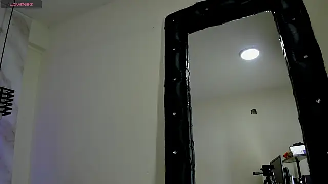 Luciifeer  online show from September 2025 06:33:02 PM