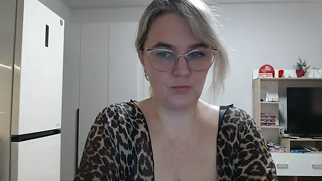 Snapshot of EleanoraDream chatting on April 2026 10:57:01 AM EleanoraDream online show from April 2026 10:57:01 AM