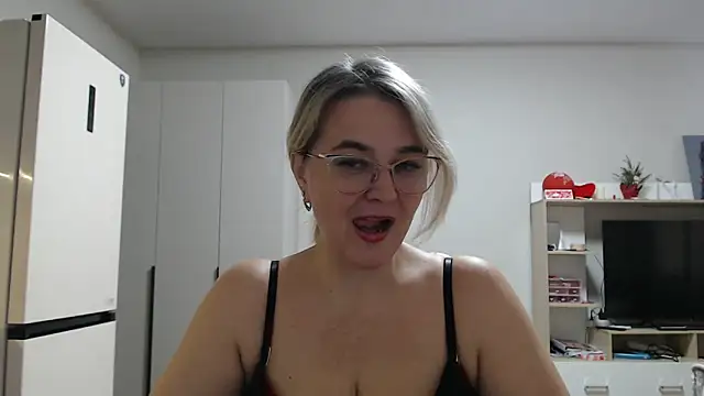 Snapshot of EleanoraDream chatting on April 2026 09:03:01 AM EleanoraDream online show from April 2026 09:03:01 AM