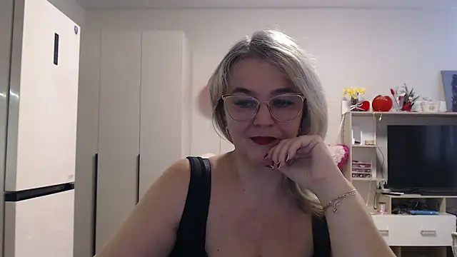 Snapshot of EleanoraDream chatting on May 2026 09:59:02 AM EleanoraDream online show from May 2026 09:59:02 AM