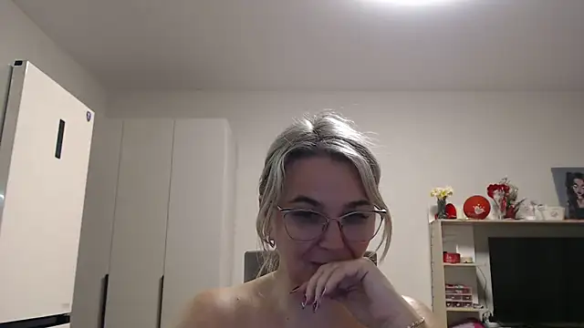 Snapshot of EleanoraDream chatting on May 2026 05:18:02 PM EleanoraDream online show from May 2026 05:18:02 PM