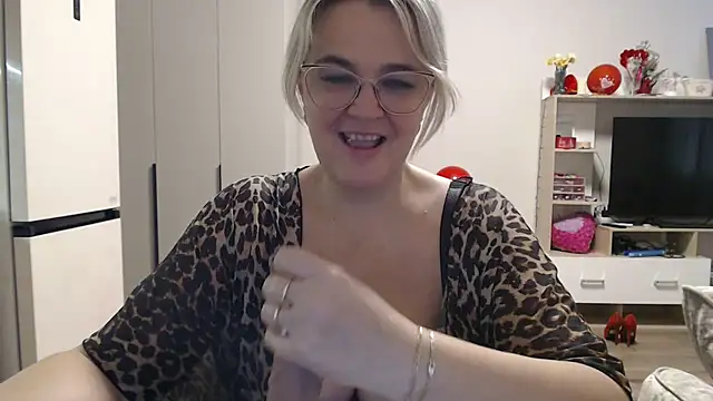 Snapshot of EleanoraDream chatting on May 2026 07:13:01 AM EleanoraDream online show from May 2026 07:13:01 AM