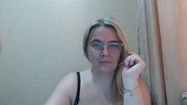 Snapshot of EleanoraDream chatting on May 2026 08:55:01 AM EleanoraDream online show from May 2026 08:55:01 AM