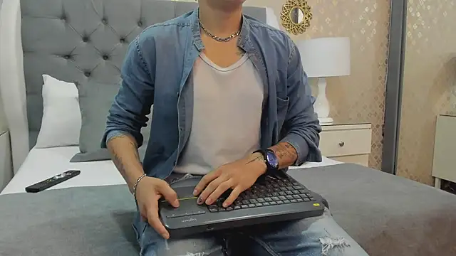 Snapshot of ZoeKrug chatting on September 2025 12:16:02 PM ZoeKrug online show from September 2025 12:16:02 PM