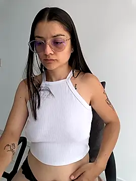 Snapshot of Coralinne__ chatting on April 2026 03:43:01 PM Coralinne online show from April 2026 03:43:01 PM