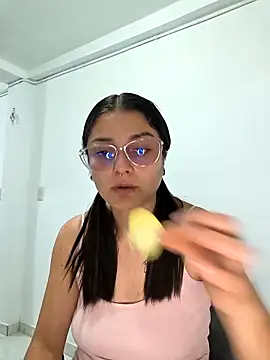 Snapshot of Coralinne__ chatting on April 2026 01:00:01 AM Coralinne online show from April 2026 01:00:01 AM