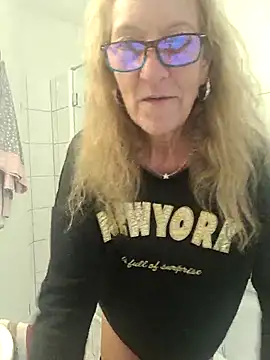 HotWifeLyn68 online show from December 2025 02:37:01 PM