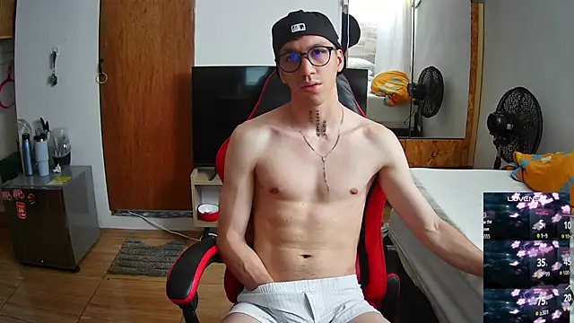 Snapshot of angelicious_ chatting on November 2025 01:43:01 PM angelicious online show from November 2025 01:43:01 PM