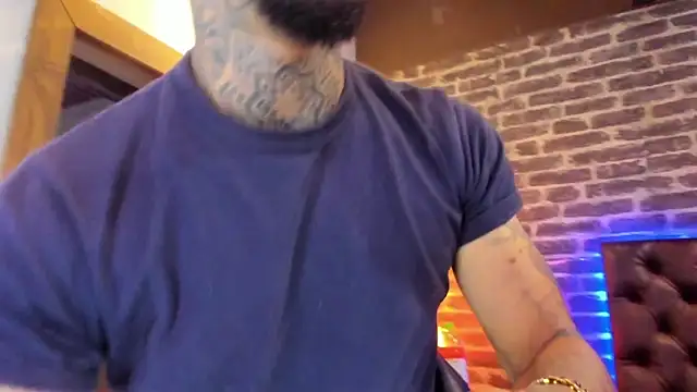 VinzenzRizzo online show from November 2025 04:45:02 AM