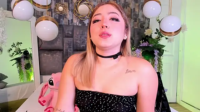 Snapshot of PatyLawrence chatting on February 2026 04:21:01 AM PatyLawrence online show from February 2026 04:21:01 AM