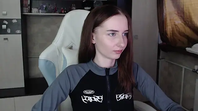 Cutti Crystal online show from November 2025 03:05:01 AM