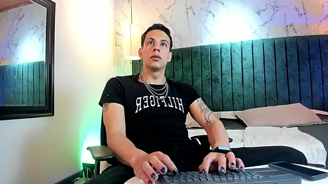 Snapshot of Dustin_Sonne chatting on June 2026 03:40:02 AM Dustin Sonne online show from June 2026 03:40:02 AM