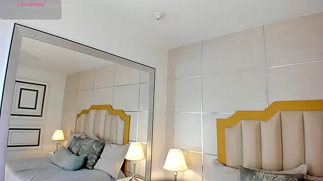 Snapshot of MaddieParker chatting on October 2025 07:25:02 PM MaddieParker online show from October 2025 07:25:02 PM