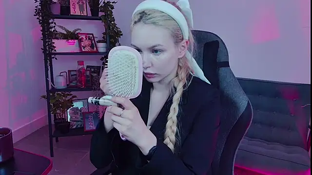 AvaDaviis online show from September 2025 07:30:02 AM