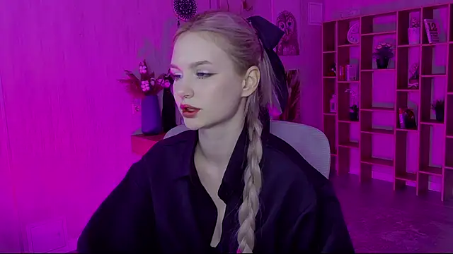 AvaDaviis online show from October 2025 03:20:01 PM