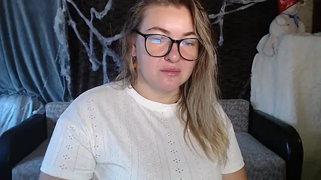 NikaSkylink online show from November 2025 04:36:01 AM