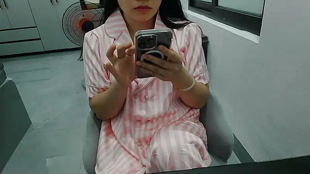 Snapshot of Emachiii chatting on May 2026 01:05:02 PM Emachiii online show from May 2026 01:05:02 PM