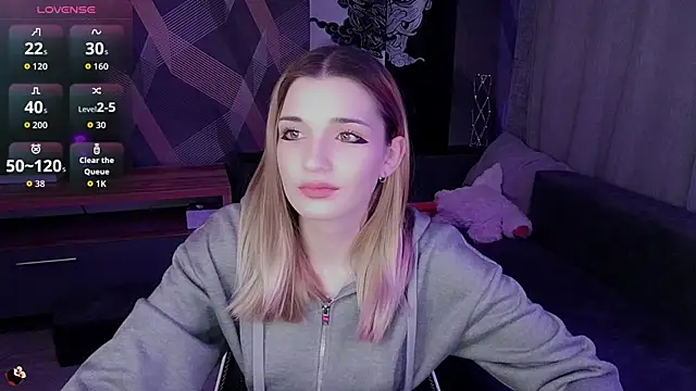 Snapshot of Sandy_Belle chatting on October 2025 06:31:02 PM Sandy Belle online show from October 2025 06:31:02 PM