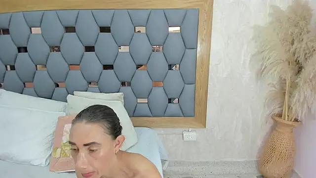 crystal sm online show from November 2025 03:06:02 AM