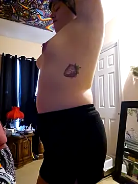 nuttiebuddy1 online show from December 2025 08:05:01 PM