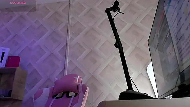 Clhoe Johnson online show from October 2025 12:23:01 PM