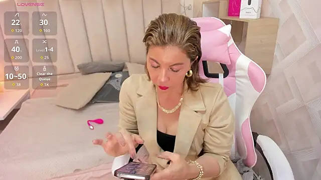 Snapshot of Clhoe_Johnson chatting on December 2025 12:34:02 PM Clhoe Johnson online show from December 2025 12:34:02 PM