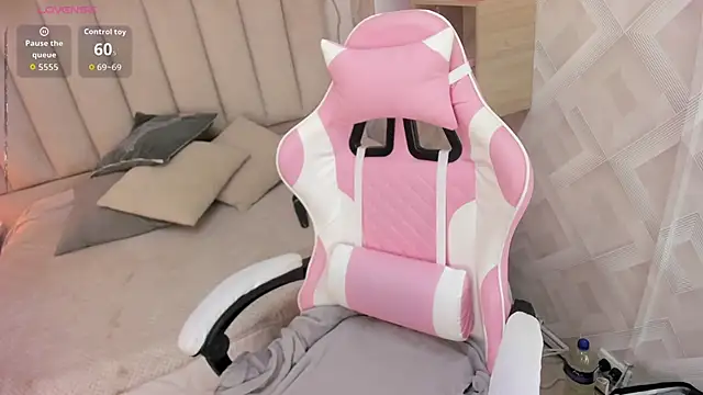 Snapshot of Clhoe_Johnson chatting on December 2025 01:19:01 PM Clhoe Johnson online show from December 2025 01:19:01 PM