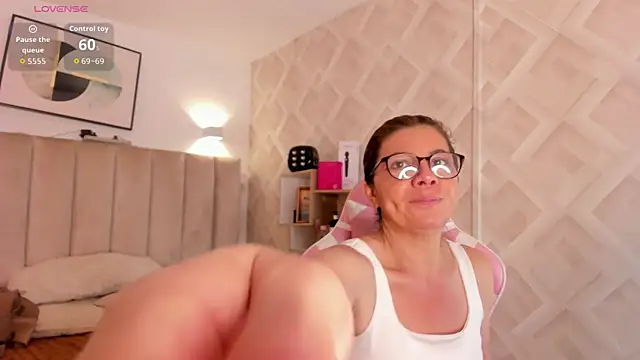 Snapshot of Clhoe_Johnson chatting on February 2026 12:34:02 PM Clhoe Johnson online show from February 2026 12:34:02 PM