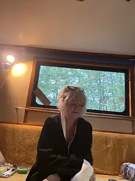 Snapshot of ladyboatlady chatting on October 2025 06:33:01 AM ladyboatlady online show from October 2025 06:33:01 AM