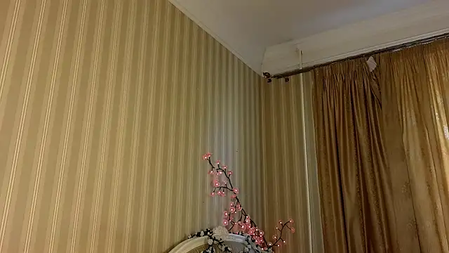 Snapshot of Juuulia_ chatting on May 2026 03:18:01 PM Juuulia online show from May 2026 03:18:01 PM