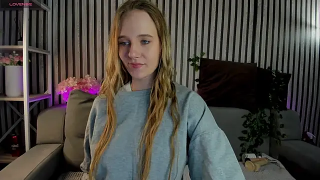 Snapshot of Casey_Sweeet chatting on April 2026 02:08:01 PM Casey Sweeet online show from April 2026 02:08:01 PM