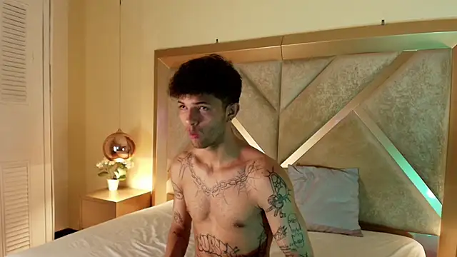 Enzo Hunter online show from October 2025 04:33:01 AM
