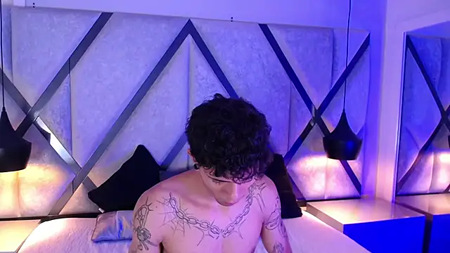 Enzo Hunter online show from October 2025 04:37:01 AM