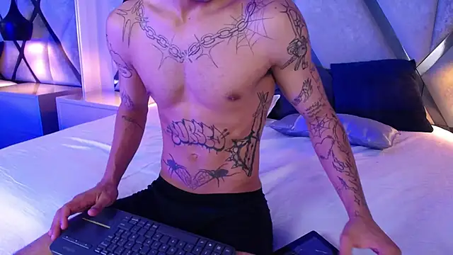 Enzo Hunter online show from October 2025 04:02:01 AM