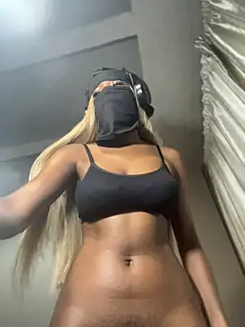 StrawberryXpeach online show from May 2026 06:05:01 PM