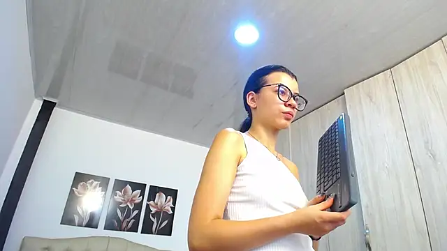 pinky f00x online show from March 2026 07:20:02 PM