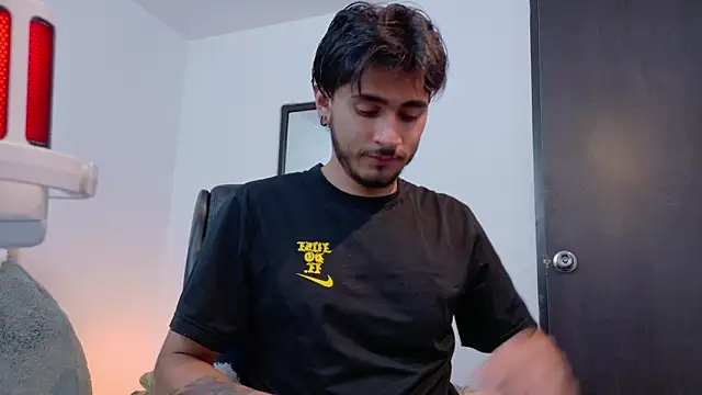 Snapshot of Elian_savoy chatting on June 2026 04:02:01 AM Elian savoy online show from June 2026 04:02:01 AM