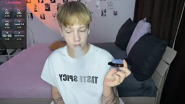 Snapshot of olivertasty chatting on September 2025 04:29:02 PM olivertasty online show from September 2025 04:29:02 PM