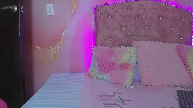 violet taylor  online show from October 2025 02:20:01 AM