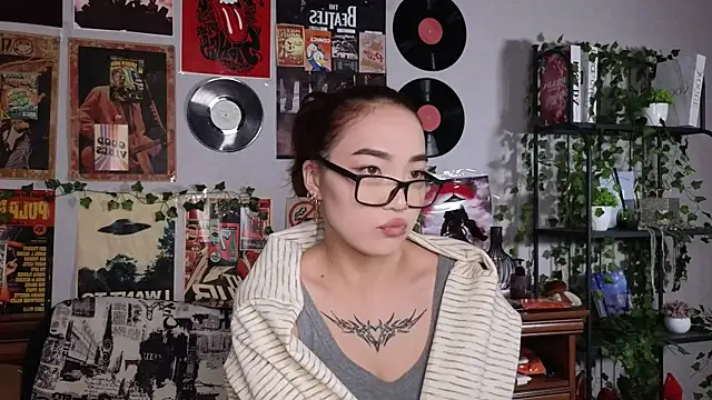 OdetteBiddy online show from November 2025 08:02:02 PM