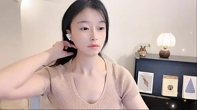 Onechestnut online show from November 2025 12:04:01 PM