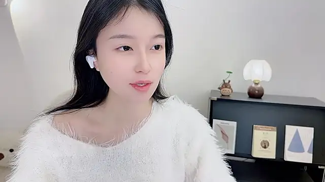 Onechestnut online show from December 2025 06:00:01 AM