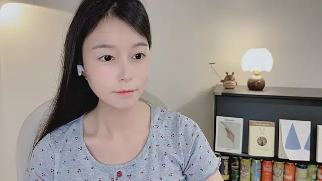 Snapshot of Onechestnut chatting on April 2026 02:44:01 PM Onechestnut online show from April 2026 02:44:01 PM