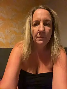 Snapshot of X-Victoria-X chatting on September 2025 12:43:01 AM X-Victoria-X online show from September 2025 12:43:01 AM