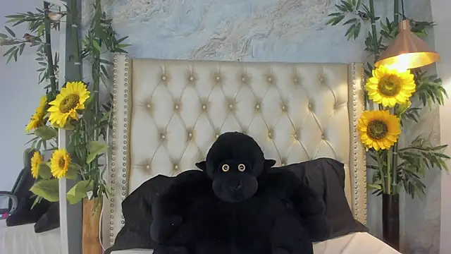 Snapshot of LittleeJaz chatting on November 2025 02:04:02 AM LittleeJaz online show from November 2025 02:04:02 AM