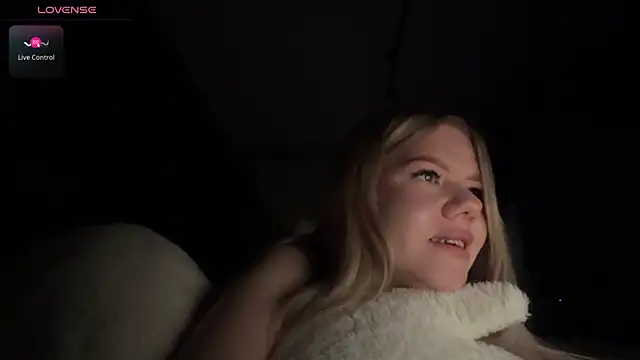 Snapshot of SandraGaze chatting on April 2026 02:28:01 PM SandraGaze online show from April 2026 02:28:01 PM